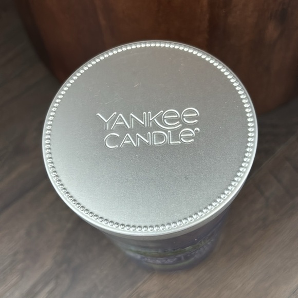 Yankee Candle Lakefront Lodge 14.25 ounce, single wick, soy wax blend candle - Picture 2 of 6